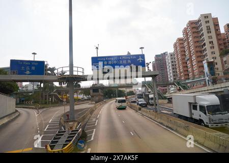 HONG KONG, CHINE - 05 DÉCEMBRE 2023 : paysage urbain de Hong Kong vu du pont supérieur d'un bus à impériale. Banque D'Images
