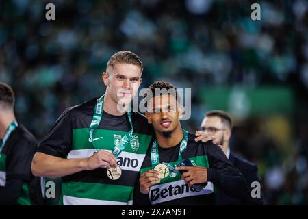 Lisbonne, Portugal. 18 mai 2024. Viktor Gyokeres et Marcus Edwards de (Sporting CP) célèbrent le match de Liga Portugal entre Sporting CP et GD Chaves à l'Estadio Jose Alvalade. Scores finaux Sporting 3 : 0 Chaves. Crédit : SOPA images Limited/Alamy Live News Banque D'Images