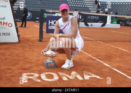 Rome, Italie 18.05.2024, IGA SWIATEK (POL) remporte le trophée à la fin de la finale du tournoi féminin de tennis Internazionali BNL 2024 WTA 1000 Open à Rome Banque D'Images