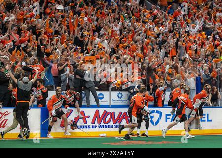 18 mai 2024 : les joueurs de Buffalo bandits célèbrent le Championnat NLL après avoir battu les Firewolves d'Albany. Les Buffalo bandits ont accueilli les Albany Firewolves dans le deuxième match de la finale de la National Lacrosse League au KeyBank Center à Buffalo, New York. (Jonathan Tenca/CSM) Banque D'Images