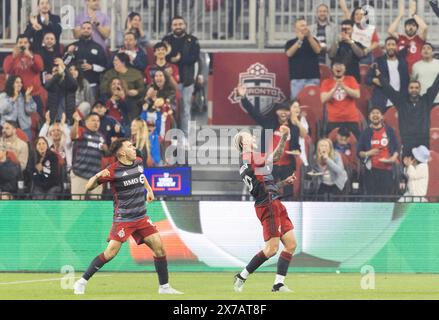 Toronto, Canada. 18 mai 2024. Federico Bernardeschi (R) du Toronto FC célèbre avoir marqué lors du match de la Ligue majeure de soccer (MLS) 2024 entre le Toronto FC et le CF Montréal au BMO Field à Toronto, Canada, le 18 mai 2024. Crédit : Zou Zheng/Xinhua/Alamy Live News Banque D'Images
