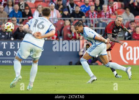 Toronto, Canada. 18 mai 2024. Federico Bernardeschi (R) du Toronto FC tire pour marquer lors du match de la Ligue majeure de soccer (MLS) 2024 entre le Toronto FC et le CF Montréal au BMO Field à Toronto, Canada, le 18 mai 2024. Crédit : Zou Zheng/Xinhua/Alamy Live News Banque D'Images