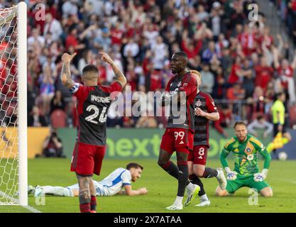 Toronto, Canada. 18 mai 2024. Le Prince Owusu (C) du Toronto FC célèbre avoir marqué lors du match de la Ligue majeure de soccer (MLS) 2024 entre le Toronto FC et le CF Montréal au BMO Field à Toronto, Canada, le 18 mai 2024. Crédit : Zou Zheng/Xinhua/Alamy Live News Banque D'Images