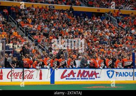 18 mai 2024 : les joueurs de Buffalo bandits regardent dans le quatrième quart-temps contre les Firewolves d'Albany. Les Buffalo bandits ont accueilli les Albany Firewolves dans le deuxième match de la finale de la National Lacrosse League au KeyBank Center à Buffalo, New York. (Jonathan Tenca/CSM) Banque D'Images