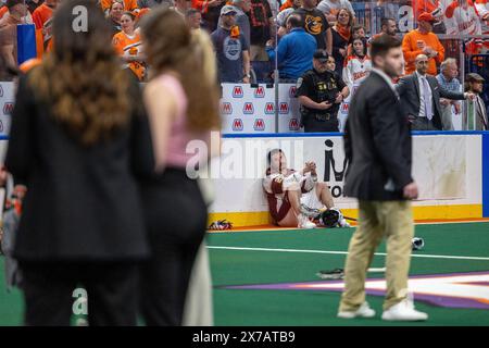 18 mai 2024 : le défenseur d'Albany Firewolves Leo Stouros (20 ans) regarde les bandits de Buffalo célébrer. Les Buffalo bandits ont accueilli les Albany Firewolves dans le deuxième match de la finale de la National Lacrosse League au KeyBank Center à Buffalo, New York. (Jonathan Tenca/CSM) Banque D'Images