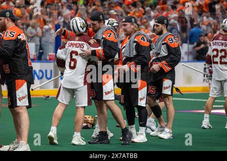 18 mai 2024 : les joueurs de Buffalo bandits se serrent la main après avoir vaincu les Firewolves d'Albany. Les Buffalo bandits ont accueilli les Albany Firewolves dans le deuxième match de la finale de la National Lacrosse League au KeyBank Center à Buffalo, New York. (Jonathan Tenca/CSM) Banque D'Images