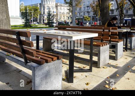 Chisinau, Moldavie - septembre 2021 : les tables d'échecs attendent les joueurs dans un parc de la ville. Paysage urbain automnal. Banque D'Images