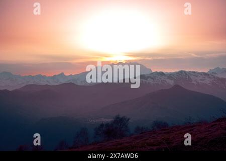 Coucher de soleil dans les montagnes. Coucher de soleil suggestif de la montagne Mottarone, avec Monterosa en arrière-plan. Piémont - Italie Banque D'Images