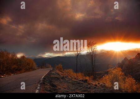 Coucher de soleil suggestif de la montagne Mottarone, Piémont - Italie Banque D'Images