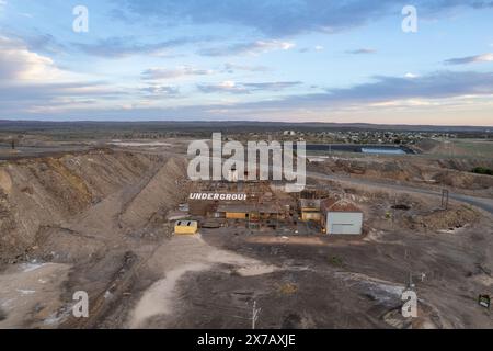 Puits de mine abandonnés désaffectés et bâtiments sur le site minier souterrain de Broken Hill's Line of Lode au coucher du soleil - Nouvelle-Galles du Sud, Australie Banque D'Images