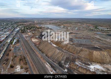 Puits de mine abandonnés désaffectés et bâtiments sur le site minier souterrain de Broken Hill's Line of Lode au coucher du soleil - Nouvelle-Galles du Sud, Australie Banque D'Images