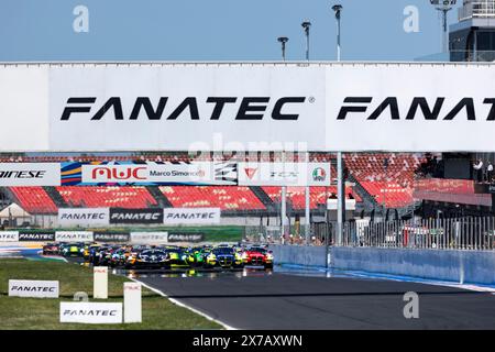 Misano Adriatico, Italie. 18 mai 2024. Départ de la course, départ, lors de la 3ème manche de la GT World Challenge Sprint Cup 2024 sur le circuit mondial de Misano Marco Simoncelli, du 17 au 19 mai 2024 à Misano Adriatico, Italie - photo Damien Doumergue/DPPI crédit : DPPI Media/Alamy Live News Banque D'Images