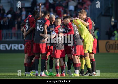 Toronto, Canada. 18 mai 2024. Les joueurs du Toronto FC se caucus avant le match de la MLS entre le Toronto FC et le CF Montréal au BMO Field. Scores finaux ; Toronto 5:1 Montréal. Crédit : SOPA images Limited/Alamy Live News Banque D'Images