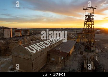 Puits de mine abandonnés désaffectés et bâtiments sur le site minier souterrain de Broken Hill's Line of Lode au coucher du soleil - Nouvelle-Galles du Sud, Australie Banque D'Images