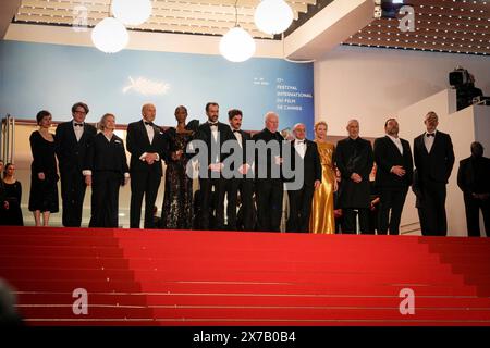 L'acteur canadien Roy Dupuis, le producteur Philipp Kreuzer, un invité, l'acteur italien Rolando Ravello, l'acteur français Denis Menochet, le réalisateur canadien Evan Johnson, l'actrice australienne, la productrice Cate Blanchett, le réalisateur canadien Guy Maddin, le producteur Fritzi Adelman, la productrice Liz Jarvis, l'actrice britannique Nikki Amuka-Bird, le réalisateur canadien Galen Johnson et l'acteur britannique Charles Dance assistent au tapis rouge ''Rumours'' au 77e Festival de Cannes au Palais des Festivals le 18 mai 2024 à Cannes, en France. (Photo de Daniele Cifala/NurPhoto) Banque D'Images