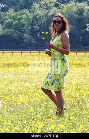 Alphington près d'Exeter, Devon, Royaume-Uni. 19 mai 2024. Météo Royaume-Uni : Buttercups et soleil à Alphington près de Exeter, Devon. Raich Keene sur la photo. Crédit : Nidpor/Alamy Live News Banque D'Images