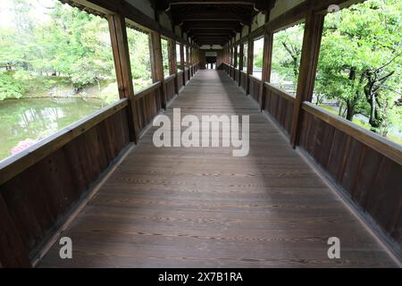 Couloir couvert dans le temple Seiryo-ji, Kyoto, Japon Banque D'Images