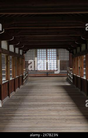 Couloir couvert dans le temple Seiryo-ji, Kyoto, Japon Banque D'Images