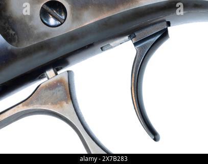 Déclencheur de fusil d'action à levier de style Old West gros plan avec levier fermé et prêt à tourner dans un plan de studio isolé sur un fond blanc. Banque D'Images