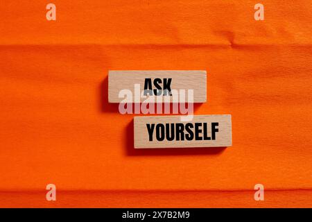 Posez-vous des mots écrits sur des blocs de bois avec un fond orange. Symbole conceptuel se poser. Copier l'espace. Banque D'Images