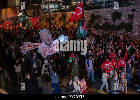 Des manifestants ont vu porter un modèle du président américain Joe Biden pendant la marche. Human Rights and Liberties (IHH) Humanitarian relief Foundation a organisé une marche devant la mosquée Sainte-Sophie jusqu'à la place Eminonu avec le slogan « nous marchons avec des torches pour la fin de l'occupation et la liberté de la Palestine ». Des manifestants portant des modèles du président américain Joe Biden et du premier ministre israélien Benjamin Netanyahu ont réagi aux attaques israéliennes contre Gaza avec des slogans. Banque D'Images