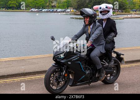 Poole, Dorset Royaume-Uni. 19 mai 2024. Bournemouth et Poole Distinguished Gentlemen’s Ride est un événement annuel, l’un des nombreux dans le monde, qui vise à recueillir des fonds et à sensibiliser le public à une cause dapper : la santé des hommes. Le plus grand DGR de Bournemouth et Poole avec 1000 coureurs (cap) s’est inscrit pour la course et a déjà récolté un montant stupéfiant de 70 000 £. Une vue à voir voir des centaines de motos, beaucoup vintage, rouler à travers Poole Park sur leur chemin à Bournemouth avec de nombreux coureurs habillés de manière appropriée, des cravates de style rétro, des moustaches et des tweeds. Crédit : Carolyn Jenkins/Alamy Live News Banque D'Images