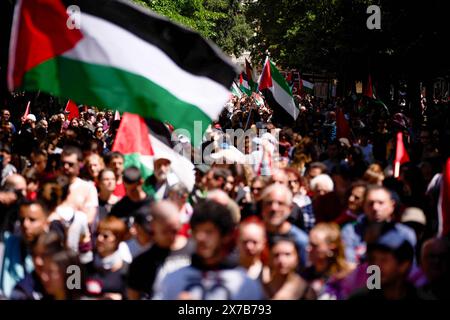 Pampelune, Espagne. 18 mai 2024. Des manifestants arborant des drapeaux palestiniens défilent pendant la manifestation. Des milliers de personnes ont participé à une manifestation dans les rues de Pampelune pour réclamer une Palestine libre. (Photo de Sergio Martín/SOPA images/SIPA USA) crédit : SIPA USA/Alamy Live News Banque D'Images