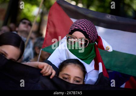 Pampelune, Espagne. 18 mai 2024. Une femme masquée participe à une manifestation. Des milliers de personnes ont participé à une manifestation dans les rues de Pampelune pour réclamer une Palestine libre. (Photo de Sergio Martín/SOPA images/SIPA USA) crédit : SIPA USA/Alamy Live News Banque D'Images