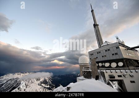 Bagneres de Bigorre, France. 19 mai 2024. © PHOTOPQR/LA DEPECHE DU MIDI/LAURENT DARD ; BAGNÈRES DE BIGORRE ; 19/05/2024 ; DDM LAURENT DARD OBSERVATOIRE DU PIC DU MIDI DE BIGORRE AU PETIT MATIN NEIGE OLYMPIC TORCH RELAY 2024. PREMIÈRE ÉTAPE DANS LES HAUTES PYRÉNÉES À L’OBSERVATOIRE DU PIC DU MIDI DE BIGORRE. DEUX RELAYEURS : BERNARD HINAULT ANCIEN CYCLISTE, VAINQUEUR DE 5 TOURS DE FRANCE ET NICOLAS LOPEZ ANCIEN CHAMPION OLYMPIQUE DE SABRE D'ESCRIERS À PÉKIN EN 2008 CRÉDIT : MAXPPP/ALAMY LIVE NEWS Banque D'Images