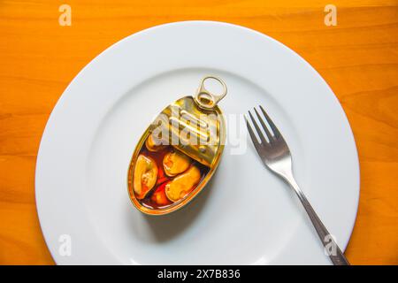 Moules en conserve sur un plat. Vue de dessus. Banque D'Images