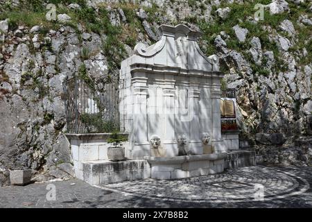 Macchiagodena - Fontana settecentesca ai piedi del castello Banque D'Images