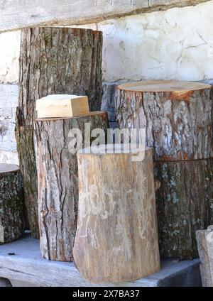 Bûches courtes prêtes à être fendues pour le bois de chauffage. Banque D'Images