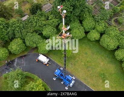 19 mai 2024, Saxe, Dresde : un camion à mât, qui sert de support à l'antenne d'une hauteur allant jusqu'à 40 mètres pour une connexion de relais radio, se trouve sur le terrain du THW lors de l'exercice majeur du THW 'Dresdner Blitz' (photo aérienne avec drone). Du 18 au 20 mai 2024, un exercice aura lieu à trois endroits dans la région du Grand Dresde. Le scénario est de graves incendies de forêt à la suite d'une période prolongée de chaleur au début de l'été. Les unités THW des associations locales de Dresde, Ofterdingen (Bade-Württemberg), Potsdam (Brandebourg) et Straubing (Bavière) sont involv Banque D'Images