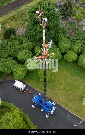 19 mai 2024, Saxe, Dresde : un camion à mât, qui sert de support à l'antenne d'une hauteur allant jusqu'à 40 mètres pour une connexion de relais radio, se trouve sur le terrain du THW lors de l'exercice majeur du THW 'Dresdner Blitz' (photo aérienne avec drone). Du 18 au 20 mai 2024, un exercice aura lieu à trois endroits dans la région du Grand Dresde. Le scénario est de graves incendies de forêt à la suite d'une période prolongée de chaleur au début de l'été. Les unités THW des associations locales de Dresde, Ofterdingen (Bade-Württemberg), Potsdam (Brandebourg) et Straubing (Bavière) sont involv Banque D'Images