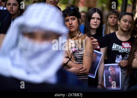 Pampelune, Espagne. 18 mai 2024. Manifestants vus pendant la manifestation. Des milliers de personnes ont participé à une manifestation dans les rues de Pampelune pour réclamer une Palestine libre. (Photo de Sergio Martín/SOPA images/SIPA USA) crédit : SIPA USA/Alamy Live News Banque D'Images