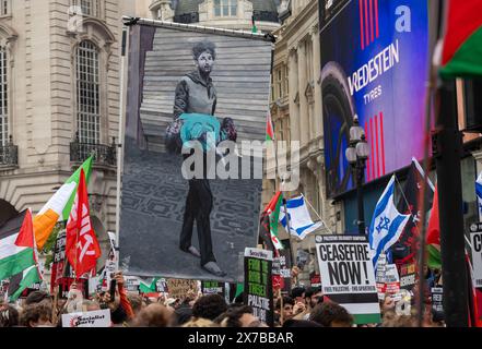 Londres, Royaume-Uni. 18 mai 2024 : des manifestants tiennent des pancartes lors de la marche Nakba 76 pour la Palestine contre les attaques israéliennes contre Gaza dans le centre de Londres, au Royaume-Uni. Une grande marche a marqué le 76e anniversaire de la «catastrophe palestinienne» en 1948 et appelé à un cessez-le-feu à Gaza. Banque D'Images