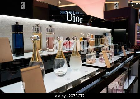 PHUKET, THAÏLANDE - 09 MAI 2023 : parfums Dior exposés dans la zone hors taxes de l'aéroport international de Phuket. Banque D'Images