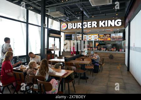 PHUKET, THAÏLANDE - 09 MAI 2023 : photo intérieure du restaurant de restauration rapide Burger King à l'aéroport international de Phuket. Banque D'Images