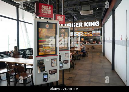 PHUKET, THAÏLANDE - 09 MAI 2023 : kiosques de commande en libre-service au restaurant Burger King de l'aéroport international de Phuket. Banque D'Images