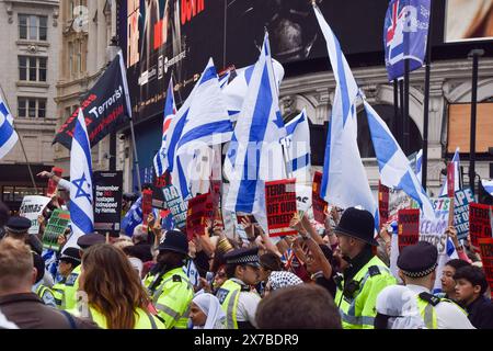 Londres, Royaume-Uni. 18 mai 2024. Des partisans pro-israéliens organisent un contre-manifestant à Piccadilly Circus. Des milliers de personnes ont défilé en solidarité avec la Palestine à l’occasion du 76e anniversaire de la Nakba, alors qu’Israël poursuit ses attaques contre Gaza. Crédit : Vuk Valcic/Alamy Live News Banque D'Images