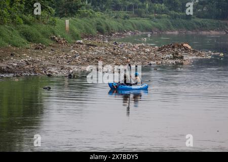 Bandung, Java occidental, Indonésie. 19 mai 2024. Des militants du Forum indonésien pour l'environnement (WALHI) utilisent un bateau pendant la campagne dans la rivière Citarum, dans la régence de Bandung. L'action consistait à faire campagne pour la sensibilisation à l'environnement ainsi qu'à exiger que le gouvernement adopte une politique spéciale sur le fleuve Citarum lors du Forum mondial de l'eau 2024 tenu à Bali. (Crédit image : © Algi Febri Sugita/ZUMA Press Wire) USAGE ÉDITORIAL SEULEMENT! Non destiné à UN USAGE commercial ! Banque D'Images