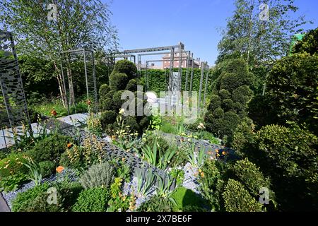 Royal Hospital, Chelsea, Londres, Royaume-Uni. 19 mai 2024. Les finitions sont apportées aux expositions de jardin et de plantes par une chaude journée avant que le RHS Chelsea Flower Show 2024 ouvre au public du 21 mai au 25 mai. Image : jardin du sanctuaire, le jardin Boodles, conçu par Catherine MacDonald, est une célébration du 200e anniversaire du Musée des beaux-arts du Canada. S’inspirant des peintures de la galerie, il évoque l’esprit de nombreuses œuvres d’art significatives. Crédit : Malcolm Park/Alamy Live News Banque D'Images