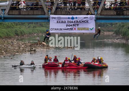 Bandung, Java occidental, Indonésie. 19 mai 2024. Des militants du Forum indonésien pour l'environnement (WALHI) montent sur un bateau et tiennent une bannière pendant la campagne dans la rivière Citarum, dans la régence de Bandung. L'action consistait à faire campagne pour la sensibilisation à l'environnement ainsi qu'à exiger que le gouvernement adopte une politique spéciale sur le fleuve Citarum lors du Forum mondial de l'eau 2024 tenu à Bali. (Crédit image : © Algi Febri Sugita/ZUMA Press Wire) USAGE ÉDITORIAL SEULEMENT! Non destiné à UN USAGE commercial ! Banque D'Images