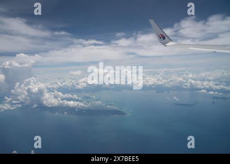 PHUKET, THAÏLANDE - 09 MAI 2023 : vue aérienne depuis Malaysia Airlines Boeing 737-800. Banque D'Images