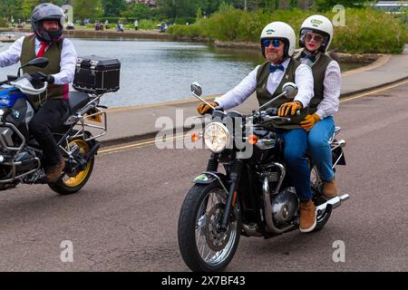 Poole, Dorset Royaume-Uni. 19 mai 2024. Bournemouth et Poole Distinguished Gentlemen’s Ride est un événement annuel, l’un des nombreux dans le monde, qui vise à recueillir des fonds et à sensibiliser le public à une cause dapper : la santé des hommes. Le plus grand DGR de Bournemouth et Poole avec 1000 coureurs (cap) s’est inscrit pour la course et a déjà récolté un montant stupéfiant de 70 000 £. Une vue à voir voir des centaines de motos, beaucoup vintage, rouler à travers Poole Park sur leur chemin à Bournemouth avec de nombreux coureurs habillés de manière appropriée, des cravates de style rétro, des moustaches et des tweeds. Crédit : Carolyn Jenkins/Alamy Live News Banque D'Images