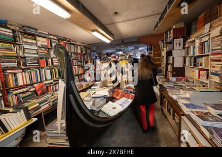 Bibliothèque Acqua Alta, célèbre librairie dans la ville de Venise, Italie. Banque D'Images