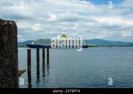 Dimanche 19 mai 2024, Bantry West Cork Ireland ; le deuxième de cette semaine, Spirit of Adventure est arrivé au port de Bantry aujourd'hui. Le paquebot de croisière, transportant 800 passagers et équipage, est arrivé à 8 heures du matin et les passagers ont débarqué pour des excursions d'une journée à Killarney, la péninsule de Beara et autour de la ville de Bantry. Credit ; ED/Alamy Live News Banque D'Images