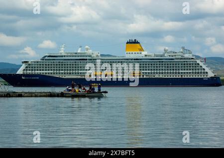 Dimanche 19 mai 2024, Bantry West Cork Ireland ; le deuxième de cette semaine, Spirit of Adventure est arrivé au port de Bantry aujourd'hui. Le paquebot de croisière, transportant 800 passagers et équipage, est arrivé à 8 heures du matin et les passagers ont débarqué pour des excursions d'une journée à Killarney, la péninsule de Beara et autour de la ville de Bantry. L'équipage du Bantry Longboat, Unite, se prépare à commencer l'entraînement avec le paquebot dans la baie. Credit ; ED/Alamy Live News Banque D'Images