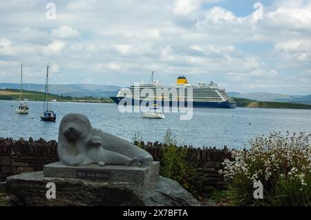 Dimanche 19 mai 2024, Bantry West Cork Ireland ; le deuxième de cette semaine, Spirit of Adventure est arrivé au port de Bantry aujourd'hui. Le paquebot de croisière, transportant 800 passagers et équipage, est arrivé à 8 heures du matin et les passagers ont débarqué pour des excursions d'une journée à Killarney, la péninsule de Beara et autour de la ville de Bantry. Credit ; ED/Alamy Live News Banque D'Images