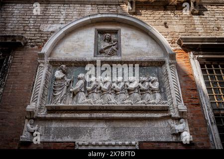 Scuola Grande San Giovanni Evangelista di Venezia à Venise, Italie. Saint John vénéré par les membres de la Fraternité et Madonna avec enfant dans l Banque D'Images